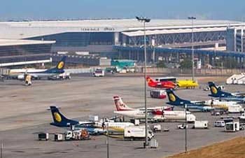 Dense Fog Disrupts Delhi IGI Airport: Over 126 Flights Cancelled, Delays Persist Amid Low Visibility