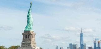 See manhattan like a new yorker Statue-of-Liberty-Photo-Julienne-Schaer-NYC-and-Company-02