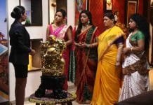 Why is Vandana and her girl gang being stopped from entering a restaurant? Maike Ki Saree - Wagle Ki Duniya (3)