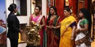 Why is Vandana and her girl gang being stopped from entering a restaurant? Maike Ki Saree - Wagle Ki Duniya (3)