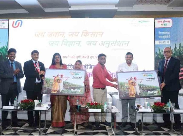 UBI-KISAN-CREADIT-CARD Ms A. Manimekhalai, Managing Director & CEO, Union Bank of India, along with Shri Rishi Garg, District Magistrate, Harda, Shri Rakesh Ranjan, Chief Product Manager, RBIH, Shri Sanjay Narayan, General Manager(Digitization) & Shri R L Meena Field General Manager, Bhopal, Union Bank of India at the launch of Digitalized Kisan Credit Car