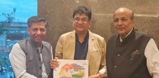 प्रधानमंत्री मोदी के 132 देशों की यात्रा, अंतर्राष्ट्रीय डिप्लोमेसी और विकसित राष्ट्र के सपने को साकार करने के रोड मैप पर एक किताब ” मोदी है तो मुमकिन है” प्रकाशित राजू अग्रवाल मंगोड़ी वाला , डॉ डीपी शर्मा , डॉ पीएम भारद्वाज