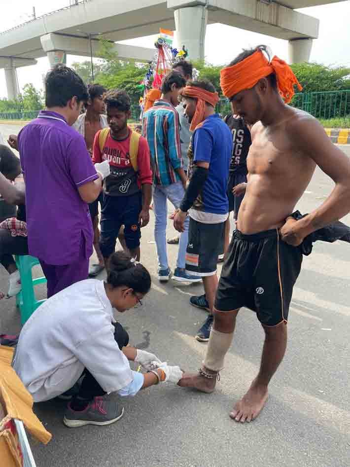 Volunteers of Sadhan Foundation Trust bandaging the wounds of Shiv devotees
