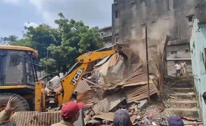 Surat bulldozer action - Surat demolition news
