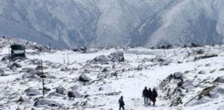 Snowfall in Himachal Brings Joy to Tourists, But Drought Hits Farmers Hard Snowfall in Rohtang and Kullu-Manali areas of Himachal Pradesh offers relief to tourists while drought continues to affect local farmers