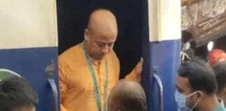 ISKCON priest Chinmay Krishna Das remains in custody as Bangladesh court postpones bail hearing to January 2025 Bangladesh ISKCON Priest Chinmay Das to Stay in Jail Until January