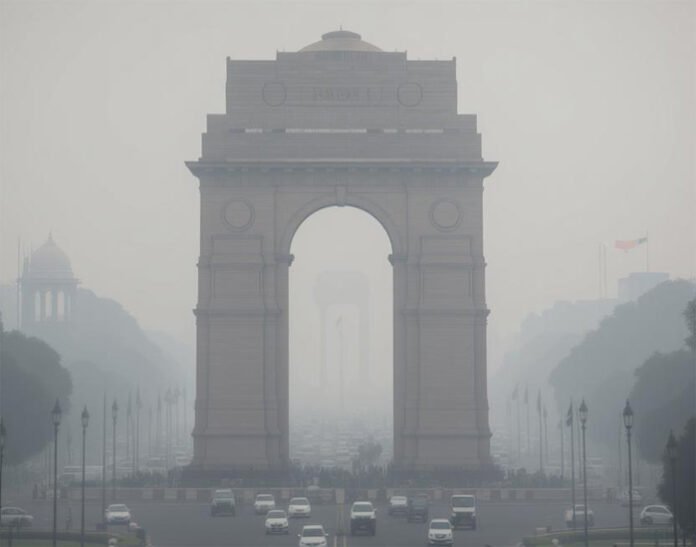 Dense-smog-covers-India-Gat Dense smog covers India Gate in Delhi as post-Diwali air pollution turns hazardous