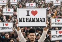 Religious Freedom Controversy: Muslims Charged for “I Love Muhammad” Chant in India Muslim protesters holding placards defending religious freedom in India.