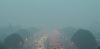 Delhi’s Air Quality Plunges to ‘Very Poor’ as Schools Close and Odd-Even Rule Returns Dense smog blankets Delhi skyline ahead of Diwali 2025