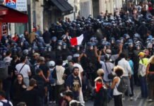 Thousands in France Strike Against Budget Cuts, Eiffel Tower Closes