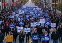 “No Kings” Protest Set to Sweep U.S. on October 18: Nationwide Rallies Planned Crowds holding “No Kings” banners during political rally in the United States.