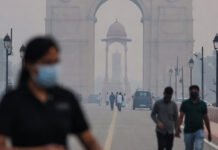 Delhi Chokes Again: Capital Enters ‘Very Poor’ Air Zone as Pollution Peaks in Early November Masked commuters walk through thick haze near India Gate as AQI crosses 300