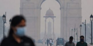 Delhi Chokes Again: Capital Enters ‘Very Poor’ Air Zone as Pollution Peaks in Early November Masked commuters walk through thick haze near India Gate as AQI crosses 300