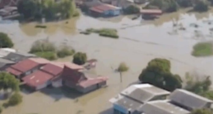 Aerial view of flooded Sri Lankan coastal towns after Cyclone Ditwah landfall.