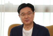 Samsung Names TM Roh as New Co-CEO to Lead Mobile and Devices Division TM Roh at Samsung Electronics headquarters after being named Co-CEO and head of DX division