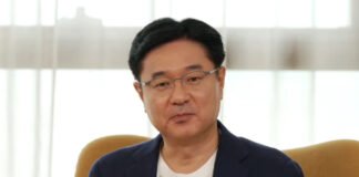 Samsung Names TM Roh as New Co-CEO to Lead Mobile and Devices Division TM Roh at Samsung Electronics headquarters after being named Co-CEO and head of DX division