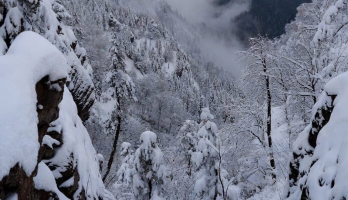 India-Cold-Wave-and-Snowfal Snow-covered Himalayan mountains and foggy plains as India faces a severe cold wave during early December 2025