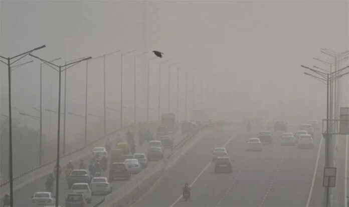 delhi-ncr-fog-yellow-alert Dense fog blankets Delhi roads amid yellow alert issued by IMD