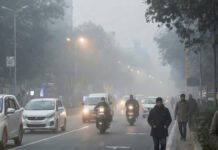 Delhi Shatters 15-Year Cold Record as Minimum Temperature Drops to 4.2°C; Yellow Alert Issued for Cold Wave and Dense Fog Dense fog and cold wave conditions in Delhi as temperature drops to 4.2°C