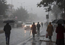 Delhi-NCR Weather Update: Rain, Cold Winds Grip Capital as IMD Issues Yellow Alert Rainy morning in Delhi with fog and cold winds affecting daily life