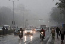 Delhi Weather Today: Rain, Dense Fog, Severe Cold Expected on January 1, 2026; AQI Remains Very Poor Dense fog and rain in Delhi on New Year’s Day 2026