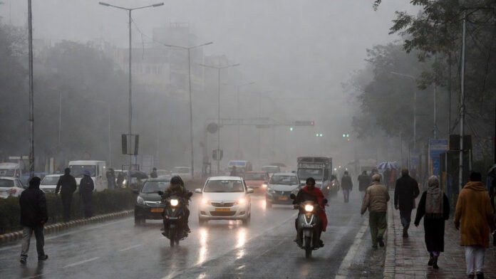 Dense fog and rain in Delhi on New Year’s Day 2026