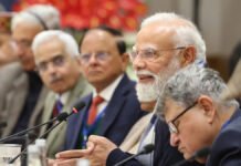 India Defies Trump Warning, Says Russian Crude Imports Will Continue as Trade Talks Stay Firm India and US flags with oil barrels symbolizing trade talks and Russian crude imports