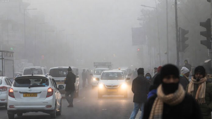 india-weather-cold-wave-den Dense fog and cold wave affect traffic in New Delhi during winter weather alert