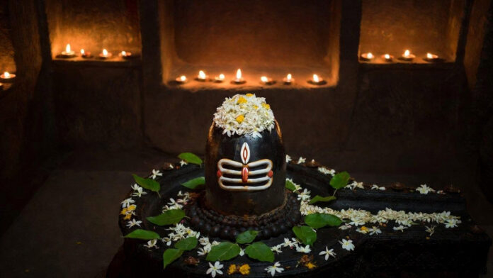 Devotees offering prayers to Lord Shiva on Mahashivratri night