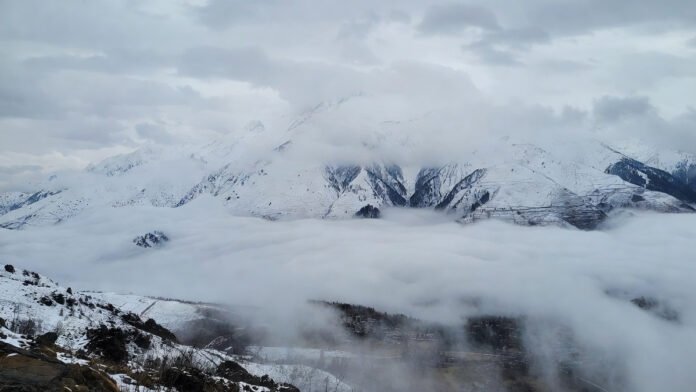 north-india-cold-wave-snowf Snow-covered mountains in North India as cold wave intensifies