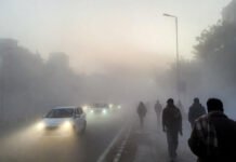 North India Freezes Under Dense Fog; Rain Expected in Plains as Delhi Issues Red Alert for Cold Wave Dense fog and cold wave conditions in New Delhi as North India shivers under extreme winter temperatures.