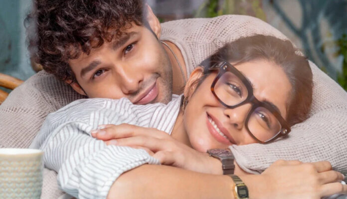 Siddhant Chaturvedi and Mrunal Thakur in a romantic scene from Do Deewane Seher Mein