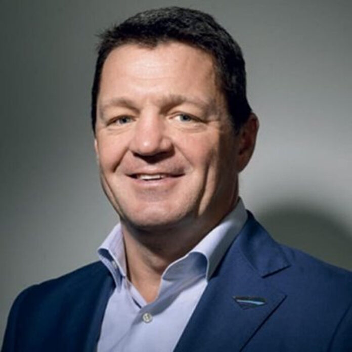 IndiGo airline aircraft with news about CEO Pieter Elbers resignation and Rahul Bhatia taking interim leadership.