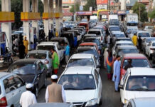 Pakistan Faces ‘Oil Lockdown’: Fuel Shortage Forces Work-From-Home and 4-Day Workweek in Provinces Long queues at petrol stations in Pakistan during severe fuel shortage and oil lockdown measures.