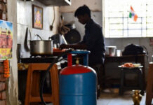 Delhi LPG Rule: No Address Proof Needed for 5kg Cylinder Now Small LPG cylinder used in Delhi kitchen under new government rule