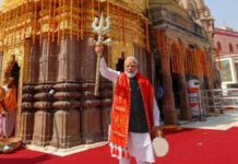 PM Modi Visits Kashi Vishwanath Temple, Leads Major Roadshow in Varanasi PM Narendra Modi offering prayers at Kashi Vishwanath Temple in Varanasi