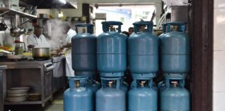 Commercial LPG Cylinder Price Jumps ₹993: Delhi Rate Hits ₹3,071.50 from May 1—No Change in Domestic LPG LPG Price Hike May 2026: Commercial Cylinder Up ₹993 in Delhi, Domestic LPG, Petrol & Diesel Prices Unchanged
