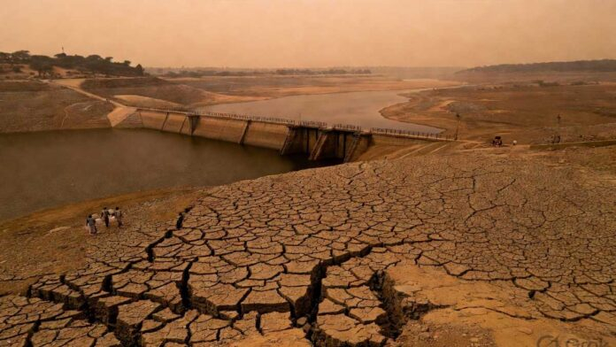 Dry reservoir and cracked land highlighting India’s worsening water crisis in 2026
