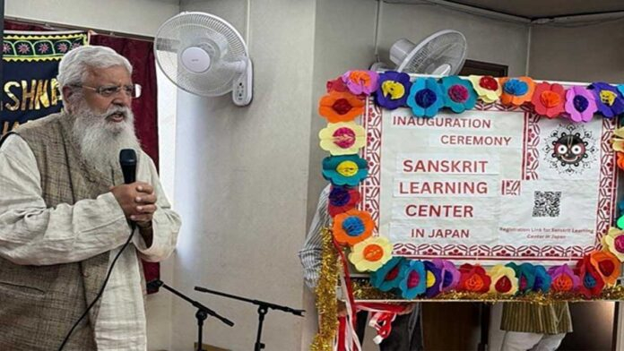 japan-launches-global-sansk जापान के टोक्यो में एक संस्कृत अनुसंधान संस्थान के उद्घाटन समारोह में उपस्थित विद्वान और सांस्कृतिक नेता।